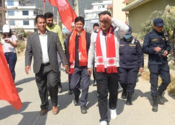 पूर्वप्रहरी प्रमुखलाई नेताका रुपमा चिनाउँदै एमाले कार्यकर्ता