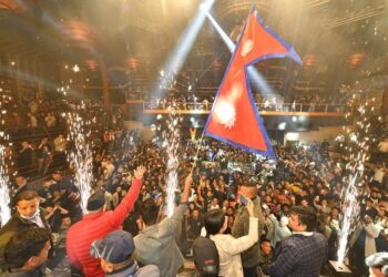 रात्रि क्लबमा युवापुस्तासँग झुमे एमाले अध्यक्ष ओली (तस्विरहरू सहित)