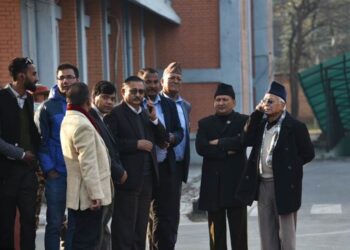 गैरसांसदलाई प्रवेश निषेध गरिएपछि मन्त्रीहरू नै मतदानस्थल बाहिर