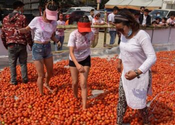 लाखाैंको गोलभेँडामा उफ्रिएर मनाइयो फागु !