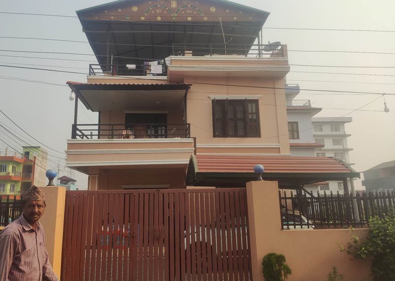 रवि लामिछानेका गाडी चालक तीन तला माथिबाट खसेको अवस्थामा भेटिए…