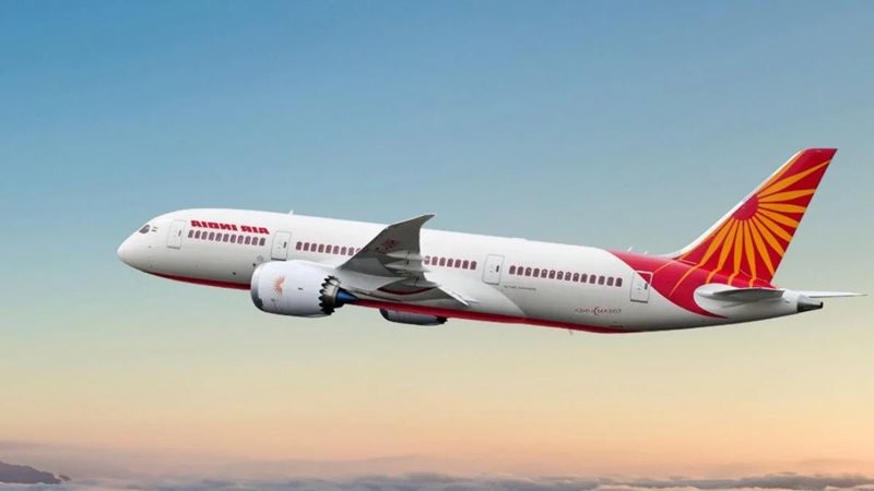 विमान चालकले ककपिटमा साथीलाई प्रवेश दिएपछि