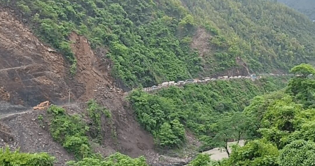 पहिरोले नारायणगढ–मुग्लिन सडक अवरुद्ध, आज दिनभर नखुल्ने !