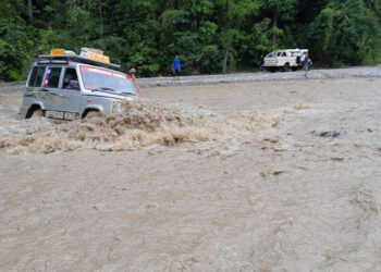 पाँचथार र धनकुटाको सीमा हुँदै बग्ने नावा खोलामा जोखिमका साथ खोला तराउँदै गाडी