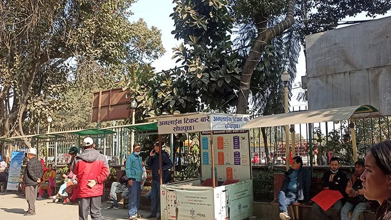 जनताकाे सेवामा बसेका वीर अस्पतालमा सोधपुछ कक्षकै कर्मचारी किन झर्किन्छन्?