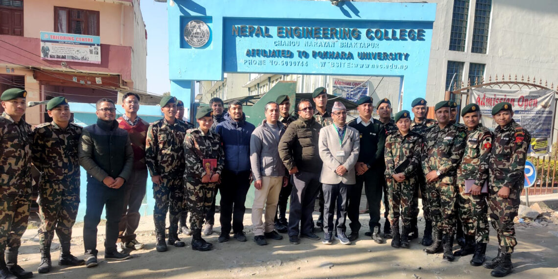 नेपाली सेनाका इन्जिनियरहरु नेपाल इन्जिनियरिङ कलेजमा