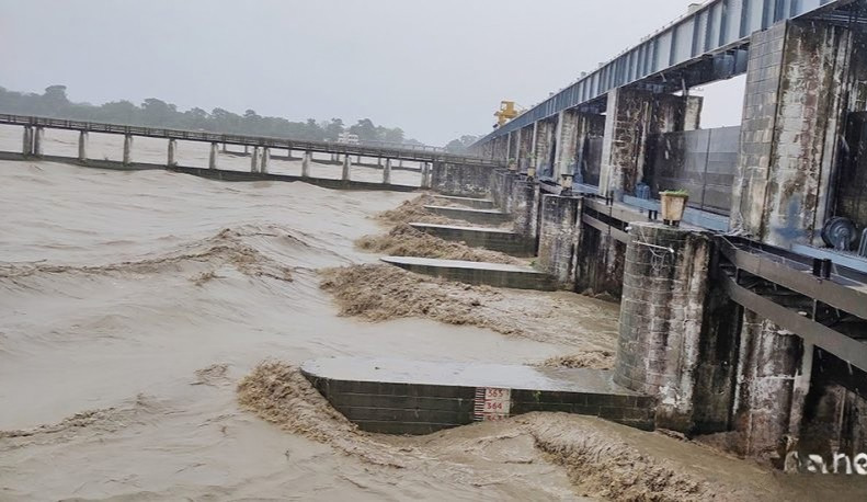 गण्डक ब्यारेजमा २ लाख ७३ हजार क्युसेक पानीको प्रवाह, खतरा सूचकनजिक