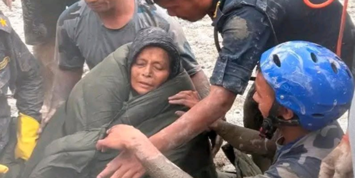 बेत्रावतीबाट उद्धार गरिएकी महिलालाई उपचारका लागि काठमाडौं ल्याइयो