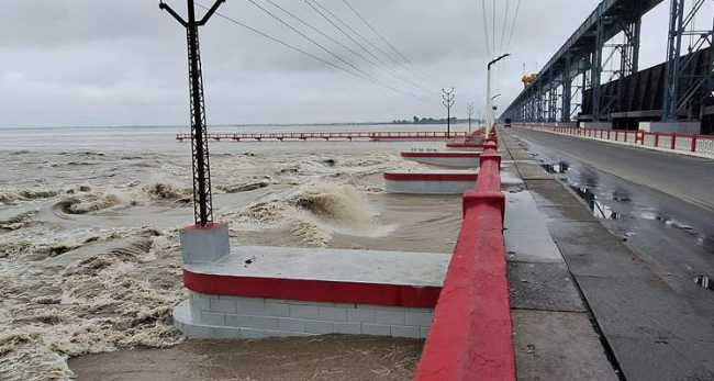 सप्तकोशीमा पानीको बहाव निरन्तर बढ्दै गएपछी कोशी ब्यारेजका ३३ ढोका खोलिए